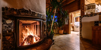 Hüttendorf - Parkplatz direkt an der Hütte - Chalet Abendrot Wohnraum - Heumanns Blockhäuser am Wald