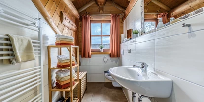 Hüttendorf - Parkplatz direkt an der Hütte - Chalet Abendrot Bad - Heumanns Blockhäuser am Wald