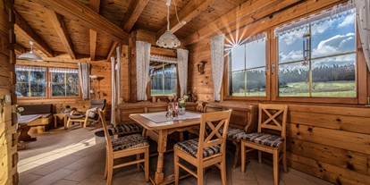 Hüttendorf - Parkplatz direkt an der Hütte - Ferienwohnung Stefanie Wohnraum - Heumanns Blockhäuser am Wald