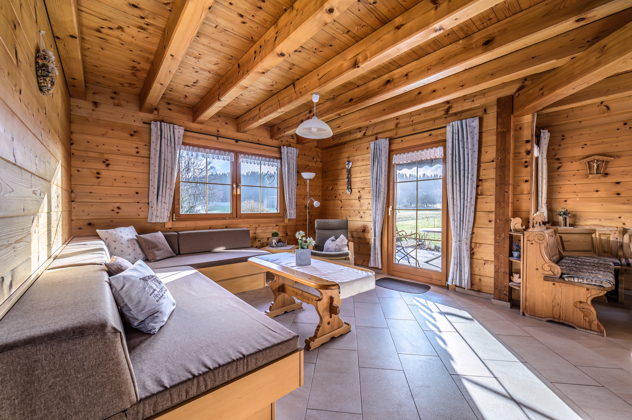 Chalet: Ferienwohnung Stefanie Wohnraum - Heumanns Blockhäuser am Wald - Innen