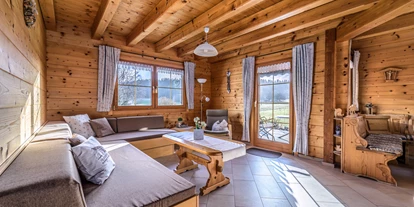 Hüttendorf - Parkplatz direkt an der Hütte - Ferienwohnung Stefanie Wohnraum - Heumanns Blockhäuser am Wald