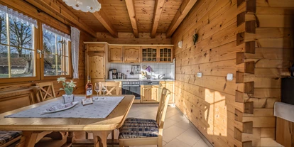 Hüttendorf - Parkplatz direkt an der Hütte - Ferienwohnung Stefanie Küche - Heumanns Blockhäuser am Wald