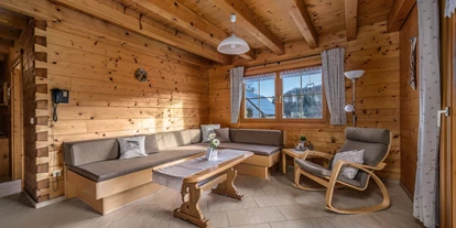 Hüttendorf - Parkplatz direkt an der Hütte - Ferienwohnung Stefanie Wohnraum - Heumanns Blockhäuser am Wald