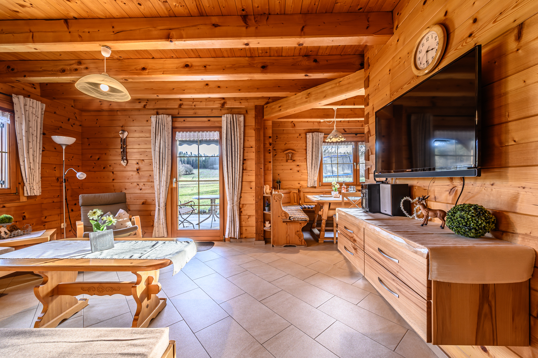 Chalet: Ferienwohnung Stefanie Wohnraum - Heumanns Blockhäuser am Wald - Innen