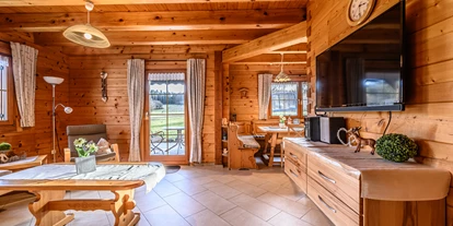 Hüttendorf - Parkplatz direkt an der Hütte - Ferienwohnung Stefanie Wohnraum - Heumanns Blockhäuser am Wald