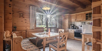 Hüttendorf - Parkplatz direkt an der Hütte - Ferienwohnung Stefanie Küche - Heumanns Blockhäuser am Wald