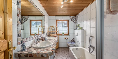 Hüttendorf - Parkplatz direkt an der Hütte - Ferienwohnung Stefanie Bad - Heumanns Blockhäuser am Wald