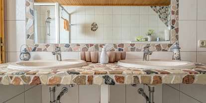 Hüttendorf - Parkplatz direkt an der Hütte - Ferienwohnung Stefanie Bad - Heumanns Blockhäuser am Wald