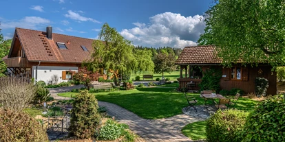 Hüttendorf - Parkplatz direkt an der Hütte - Heumanns Blockhäuser am Wald