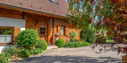 Hüttendorf - Parkplatz direkt an der Hütte - Heumanns Blockhäuser am Wald