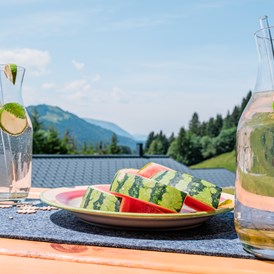 Chalet: Sommer genießen mit Holunderschorle und Wassermelone - Alpenflair-Chalets- Balderschwang