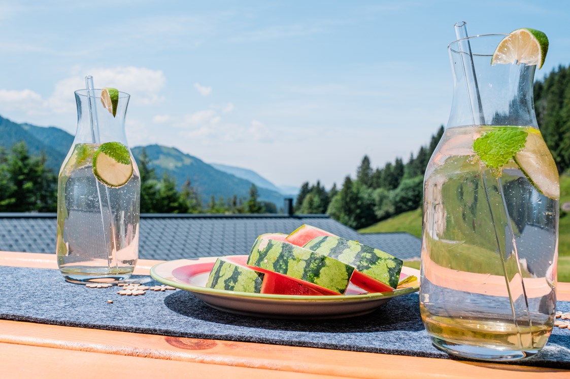 Chalet: Sommer genießen mit Holunderschorle und Wassermelone - Alpenflair-Chalets- Balderschwang