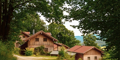 Hüttendorf - Parkplatz direkt an der Hütte - Hüttendorf im Bayerischen Wald - Ferienhäuser Sunleitn