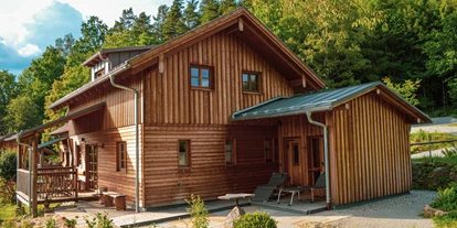 Hüttendorf - Parkplatz direkt an der Hütte - Chalet am Wald mit Außensauna
für 2 bis 4 Personen - Ferienhäuser Sunleitn