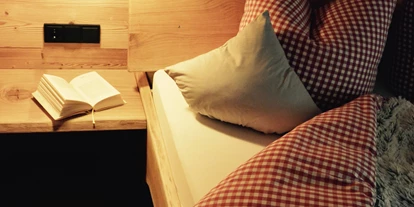 Hüttendorf - Parkplatz direkt an der Hütte - Schlafzimmer - Ferienhäuser Sunleitn