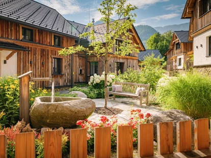 Hüttendorf - Ausseerland - Salzkammergut - Chalet-Dorfplatz bei Tag - MONDI Chalets am Grundlsee