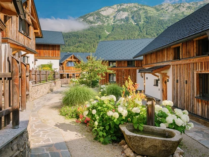Hüttendorf - Ausseerland - Salzkammergut - Chalet-Dorfplatz bei Tag - MONDI Chalets am Grundlsee