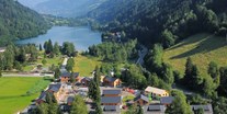Hüttendorf - Chaletgröße: bis 2 Personen - Faaker-/Ossiachersee - Übersicht Park mit Afritzersee - DualResorts Afritz am See