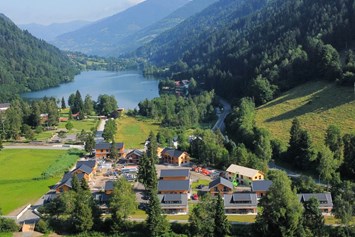 Chalet: Übersicht Park mit Afritzersee - DualResorts Afritz am See