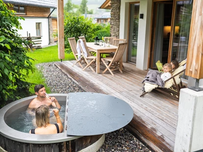 Hüttendorf - Chaletgröße: 8 - 10 Personen - Terrasse mit beheizter Außenwanne - Trattlers Hof-Chalets