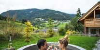 Hüttendorf - zustellbares Kinderbett - Private SPA mit beheizter Außenwanne und Ausblick in die umliegende Bergwelt - Trattlers Hof-Chalets