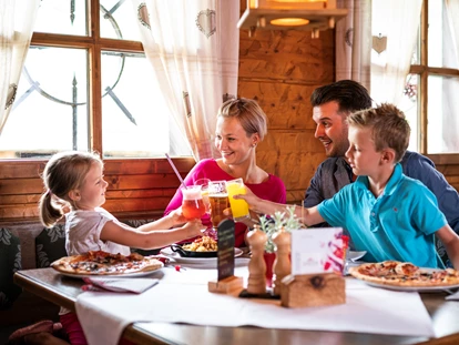 Hüttendorf - Chaletgröße: 8 - 10 Personen - Kulinarik im Hüttenrestaurant Trattlers Einkehr - Trattlers Hof-Chalets