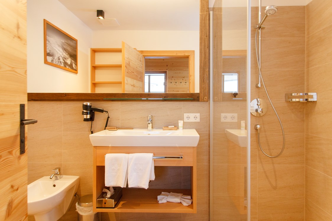 Chalet: Badezimmer mit Dusche - Trattlers Hof-Chalets