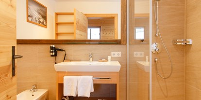 Hüttendorf - Schwerpunkt: Familienurlaub - Badezimmer mit Dusche - Trattlers Hof-Chalets