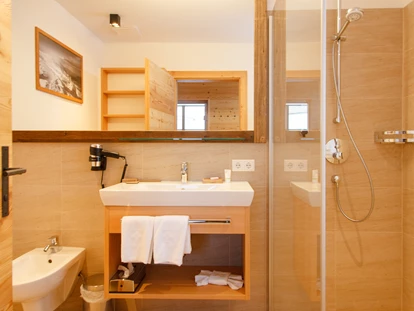 Hüttendorf - Chaletgröße: 8 - 10 Personen - Badezimmer mit Dusche - Trattlers Hof-Chalets