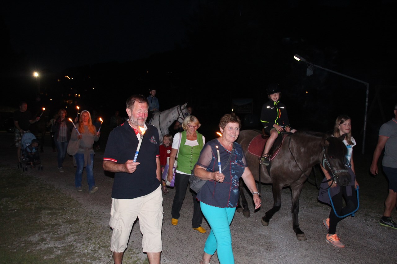 Trattlers Hof-Chalets Ausflugsziele Fackelwanderung mit Pferden