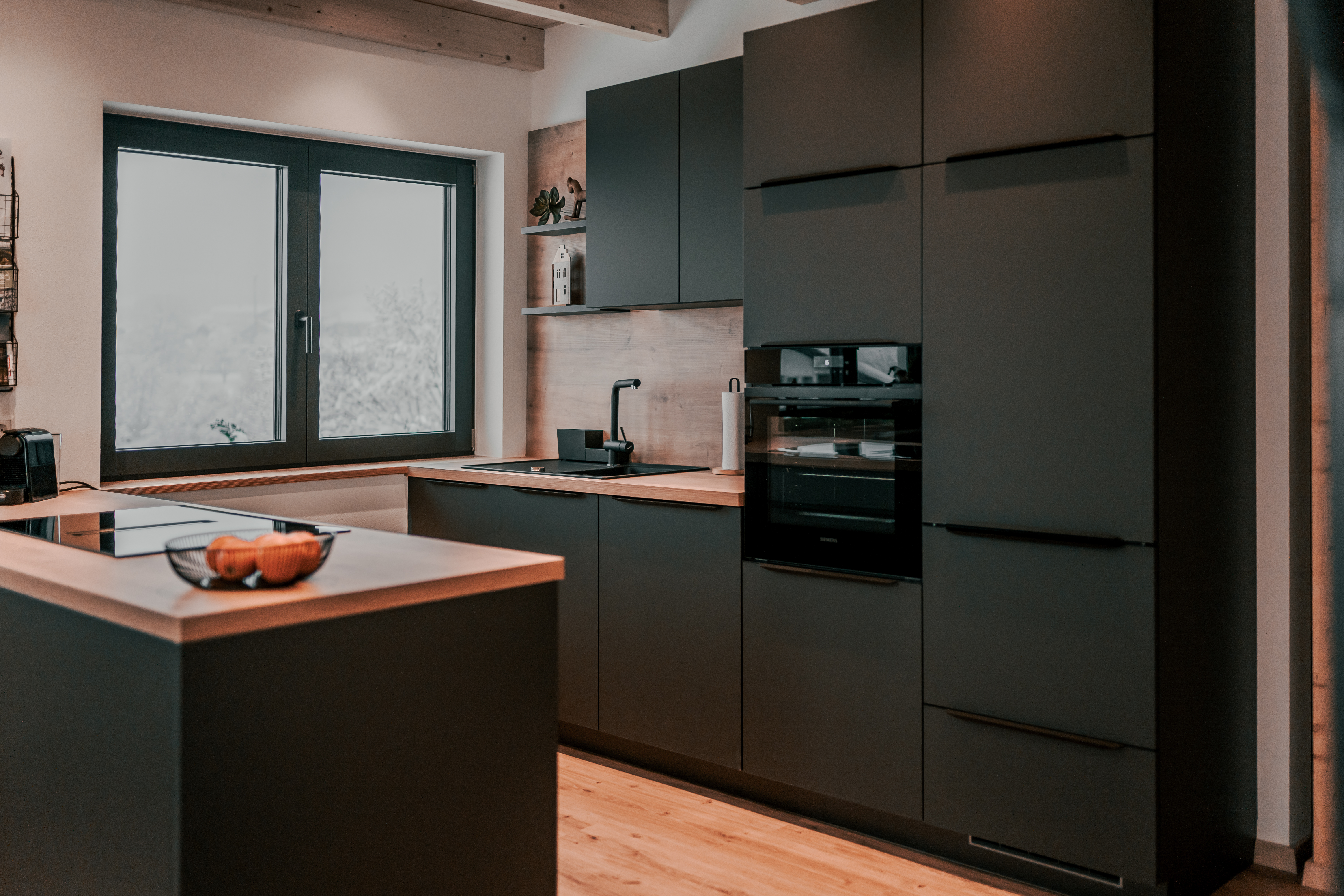 Chalet: Küche mit Backofen, Microwelle und Ceranfeld - Woid_Liebe&Glück Chalets Bodenmais