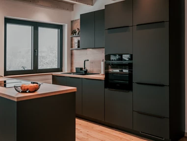 Chalet: Küche mit Backofen, Microwelle und Ceranfeld - Woid_Liebe&Glück Chalets Bodenmais