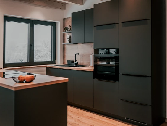 Chalet: Küche mit Backofen, Microwelle und Ceranfeld - Woid_Liebe&Glück Chalets Bodenmais