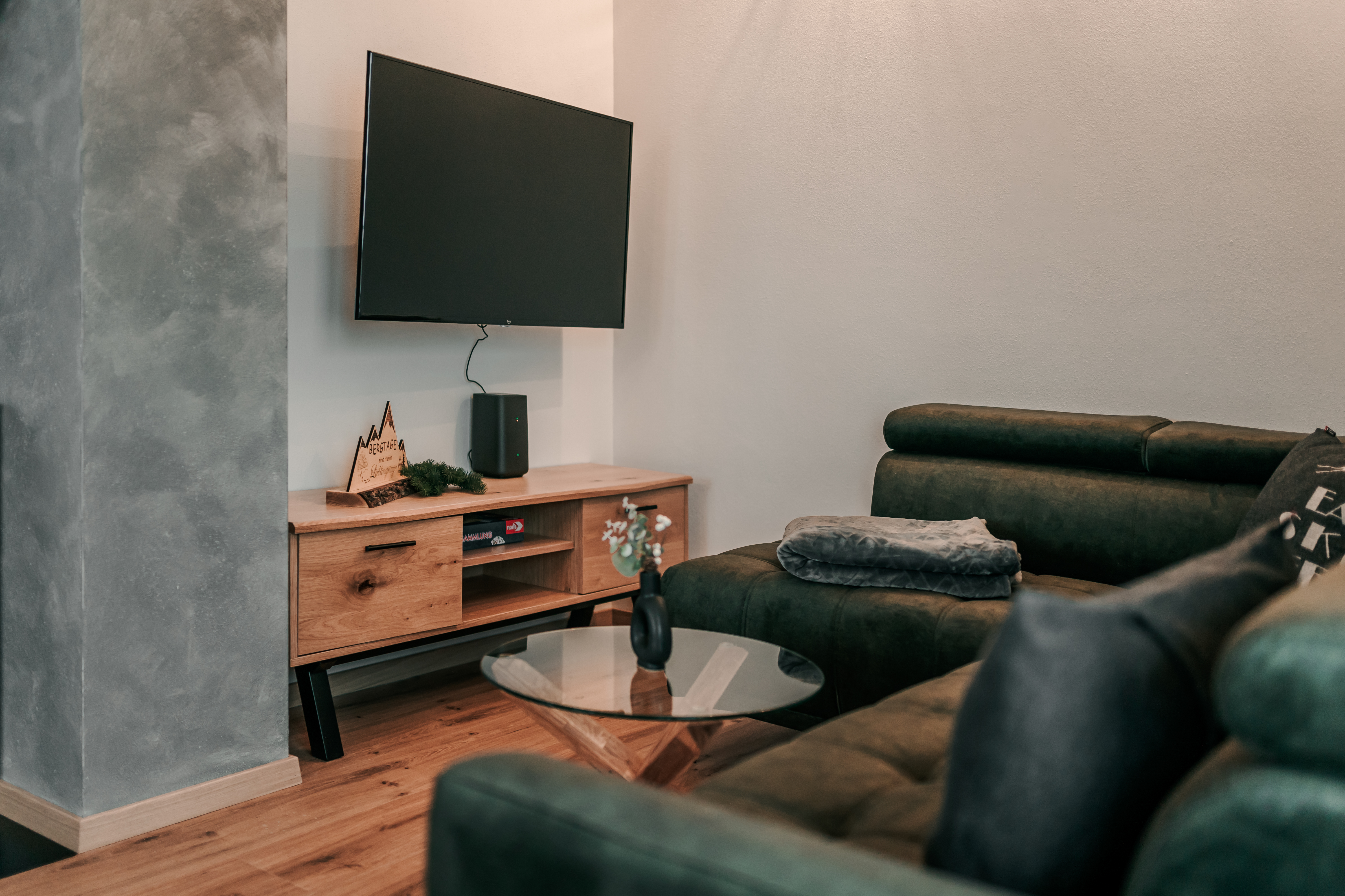 Chalet: Wohnbereich mit gemütlicher Couch und SmartTV - Woid_Liebe&Glück Chalets Bodenmais