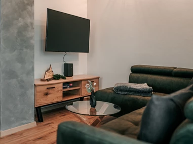 Chalet: Wohnbereich mit gemütlicher Couch und SmartTV - Woid_Liebe&Glück Chalets Bodenmais