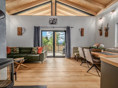 Chalet: Wohn- und Essbereich mit Kaminofen und offener Küche - Woid_Liebe&Glück Chalets Bodenmais