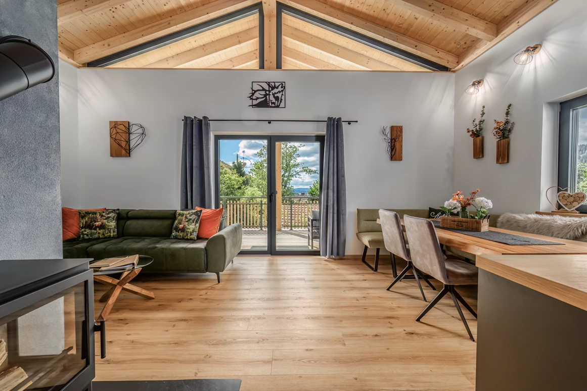 Chalet: Wohn- und Essbereich mit Kaminofen und offener Küche - Woid_Liebe&Glück Chalets Bodenmais