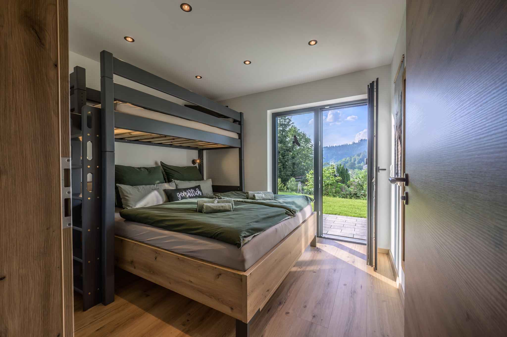 Chalet: 2. Schlafzimmer mit Doppelbett und Hochbett im Chalet WoidGlück - Woid_Liebe&Glück Chalets Bodenmais