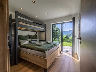 Chalet: 2. Schlafzimmer mit Doppelbett und Hochbett im Chalet WoidGlück - Woid_Liebe&Glück Chalets Bodenmais