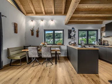 Chalet: Küche mit offenem Wohn- und Essbereich - Woid_Liebe&Glück Chalets Bodenmais
