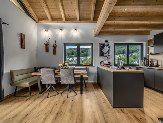 Chalet: Küche mit offenem Wohn- und Essbereich - Woid_Liebe&Glück Chalets Bodenmais