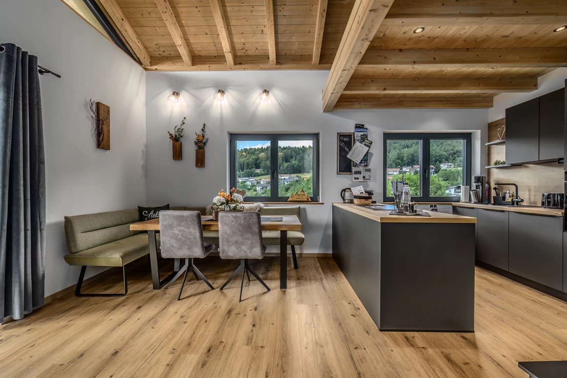 Chalet: Küche mit offenem Wohn- und Essbereich - Woid_Liebe&Glück Chalets Bodenmais