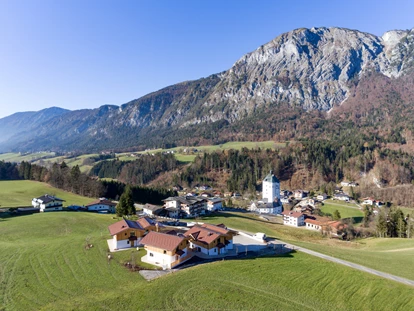 Hüttendorf - Fügenberg - Vogelperspektive mit Chaletdorf, Mariasteinerhof und Mariastein samt Wallfahrtskirche - Chalet´s und Hotel Mariasteinerhof - Weitblickchalets