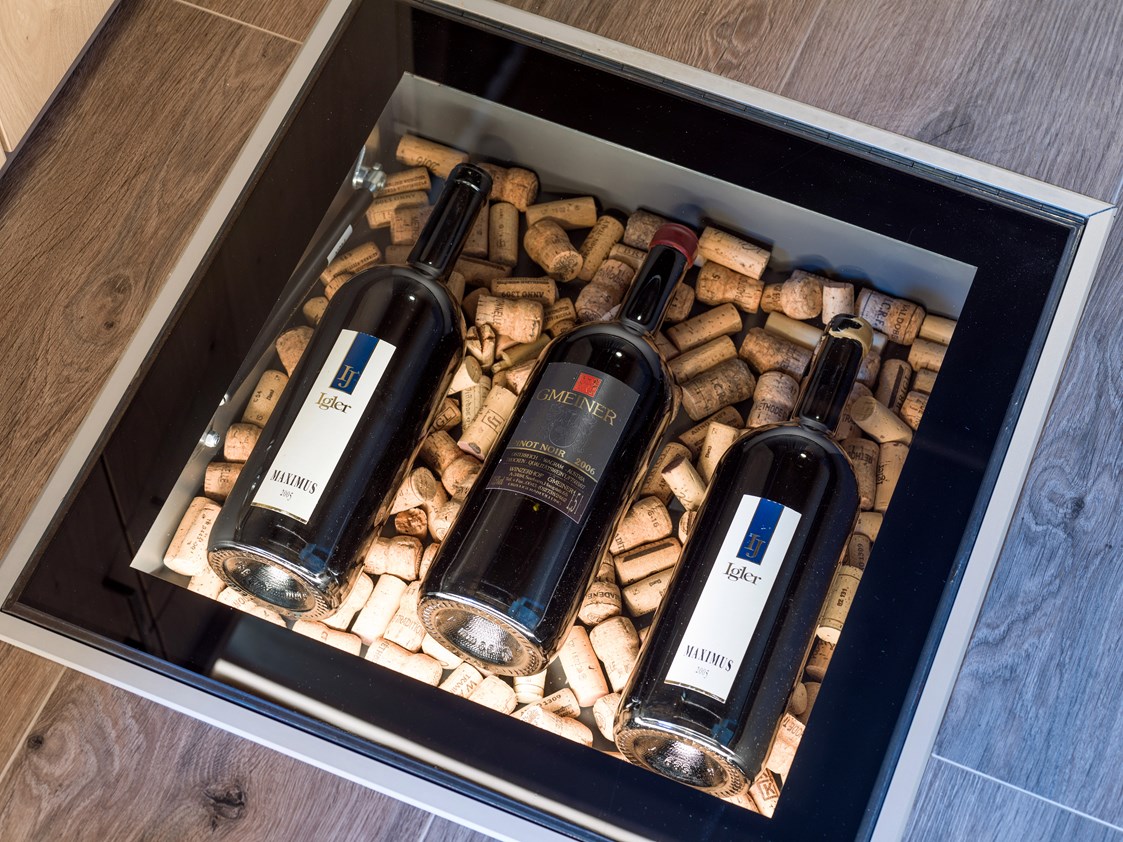 Chalet: eingelassener Weinschrank im Wohnbereich - Chalet´s und Hotel Mariasteinerhof - Weitblickchalets