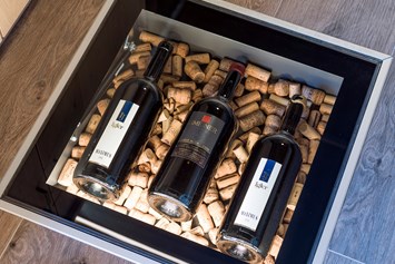 Chalet: im Boden eingelassener Weinschrank im Wohnbereich - Chalet´s und Hotel Mariasteinerhof - Weitblickchalets