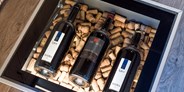 Hüttendorf - Vegan - im Boden eingelassener Weinschrank im Wohnbereich - Chalet´s und Hotel Mariasteinerhof - Weitblickchalets