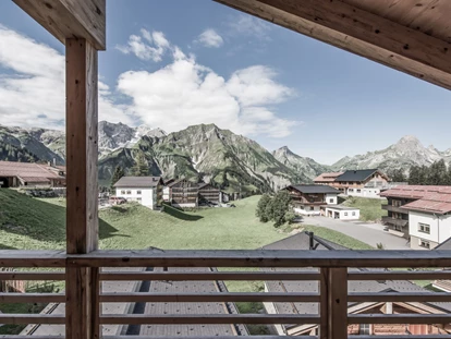 Hüttendorf - Schröcken - Bergpanorama findet man im Aadla überall - Aadla Walser-Chalets am Arlberg