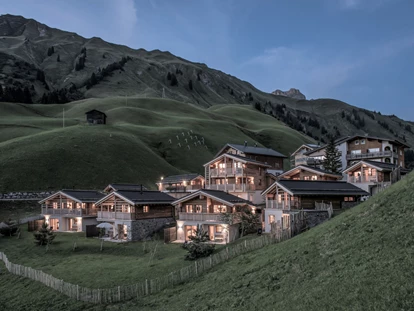 Hüttendorf - Schröcken - „Grüaß di“ und herzlich willkommen in unserem familiengeführten Berg-Chaletdorf am Sonnenhang oberhalb des Ortes Schröcken. Hier, auf 1.500 Metern Seehöhe, liegen die 7 Aadla Chalets mit grandiosem Ausblick auf die Bergwelt - Aadla Walser-Chalets am Arlberg