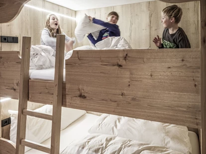 Hüttendorf - Schröcken - Das XXL Etagenbett (fast so breit wie ein Doppelbett) ist der Lieblingsplatz der Kinder. Bis zu 4 Personen finden hier Platz. - Aadla Walser-Chalets am Arlberg