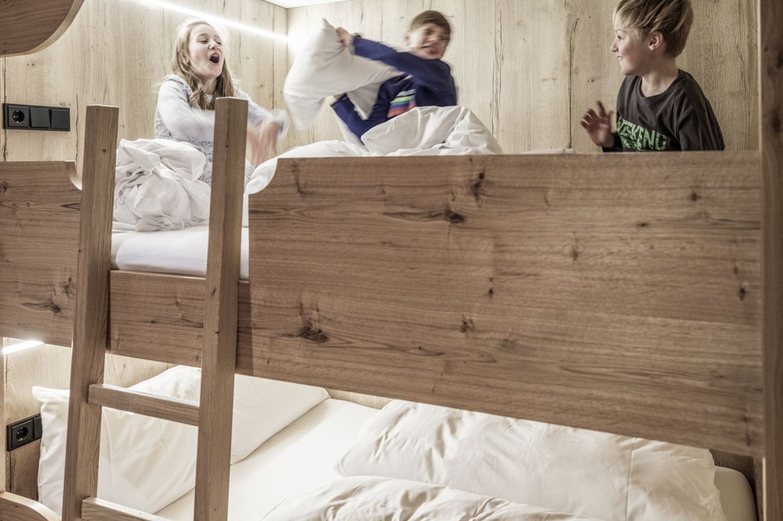 Chalet: Das XXL Etagenbett (fast so breit wie ein Doppelbett) ist der Lieblingsplatz der Kinder. Bis zu 4 Personen finden hier Platz. - Aadla Walser-Chalets am Arlberg